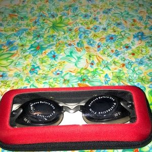 4/$10🌻🌻Black & gray leader swim goggles